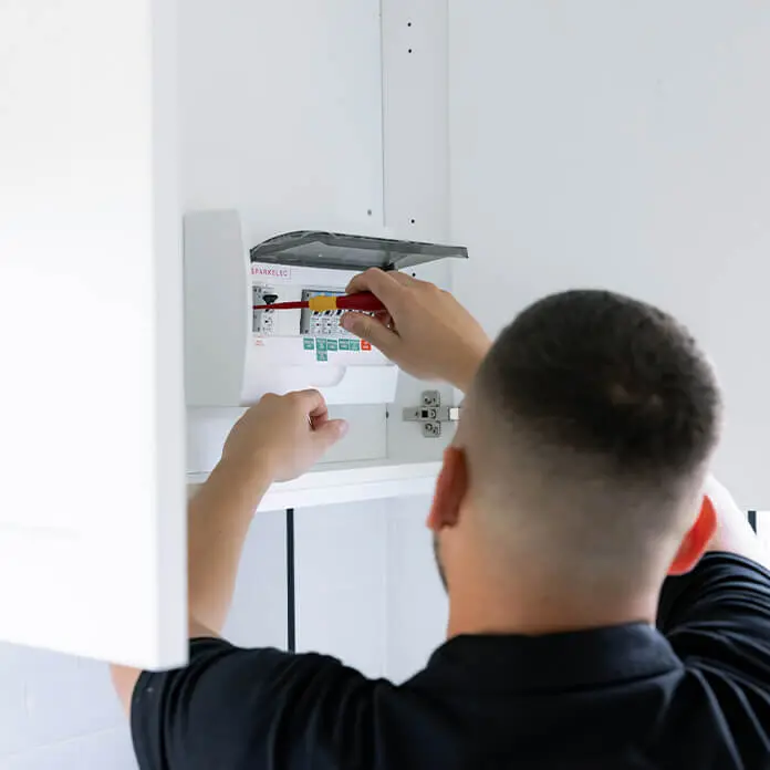 Zekeringkast aansluiten in Luchtbal